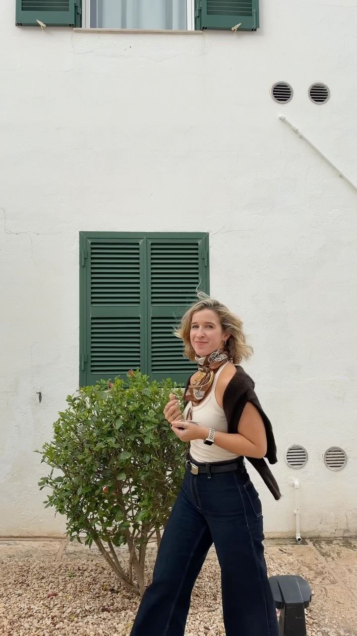 combo de jersei, bikini i paraigües 

#falloutfits #outfitinspo #menorca #fashion #women